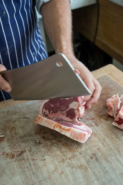 Butchering a joint with large cleaver — Stock Photo, Image