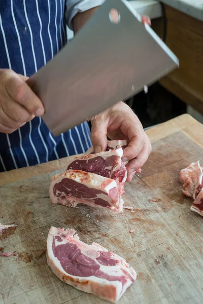 Prestes a cortar uma junta de carne com um cutelo — Fotografia de Stock