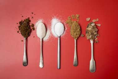 Şeker çocuklar için günde beş kaşığı