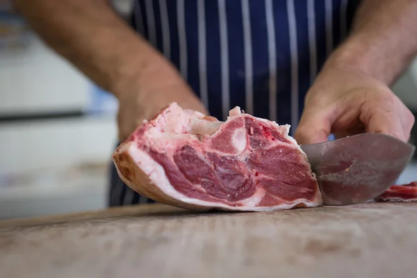 Nahaufnahme vom Metzger, der Fleisch schneidet — Stockfoto