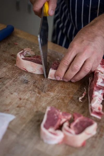 Snijden van ruwe lam steaks — Stockfoto