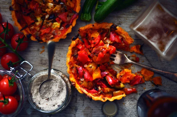 Domates ve biber Tart üzerinde kafa vurdu — Stok fotoğraf