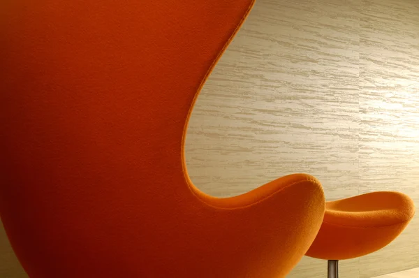 Chaise à dossier haut orange avec repose-pieds — Photo