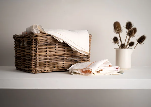 Cesta de vime com uma garrafa, planta — Fotografia de Stock