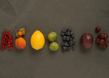 Slate üzerinde renkli meyve