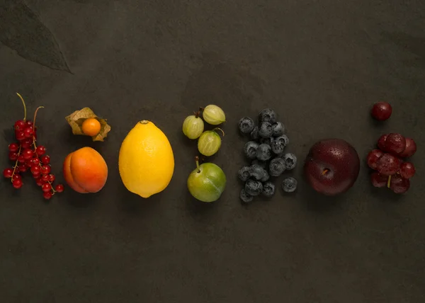 Nasycone owoców na Łupek — Zdjęcie stockowe