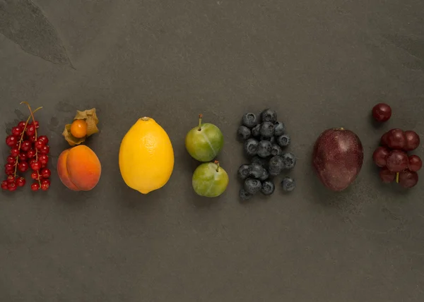 Kleurrijke Fruit op leisteen — Stockfoto