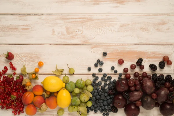 Żywe owoce ułożone według koloru — Zdjęcie stockowe