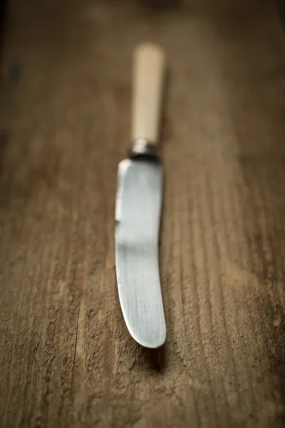 Cuchillo sobre fondo de madera — Foto de Stock