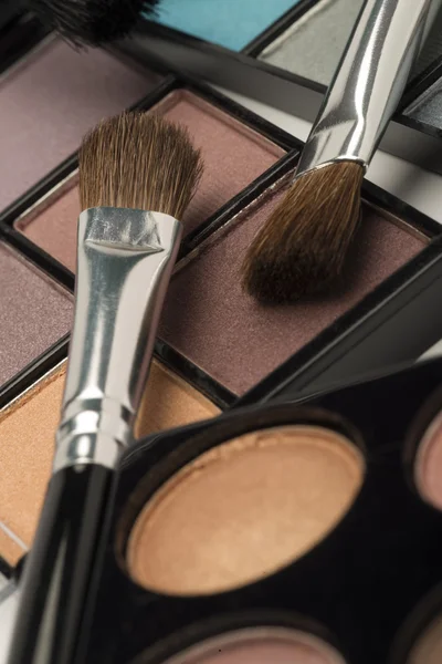 Selection of similarly coloured eye shadow and two brushes — Stock Photo, Image