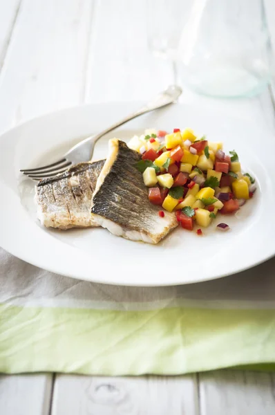 Mořský vlk s meloun, ananas a mango salsou — Stock fotografie