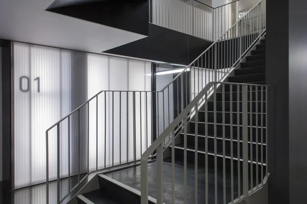 Escaleras en la oficina moderna — Foto de Stock