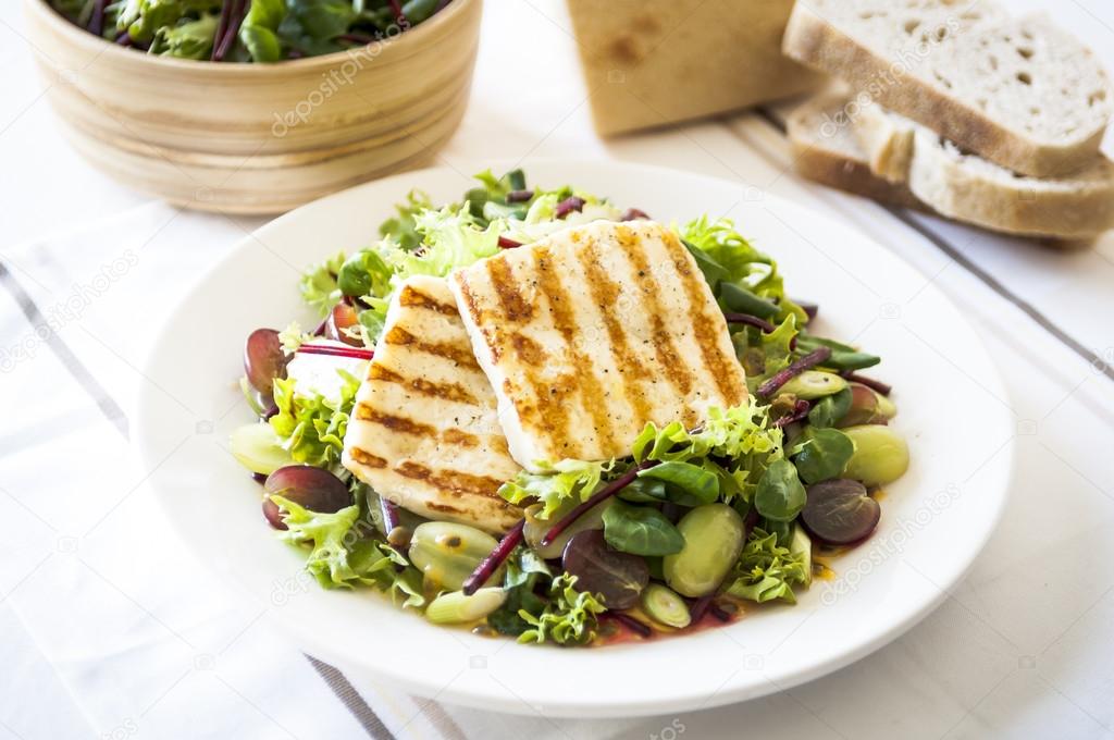 Haloumi and grape salad with mixed leaves