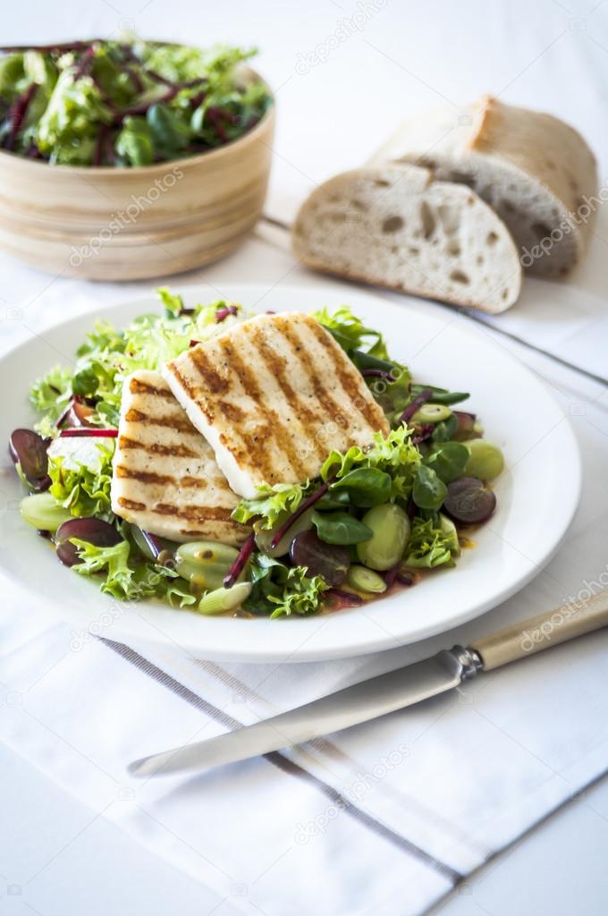 Haloumi and grape salad with mixed leaves