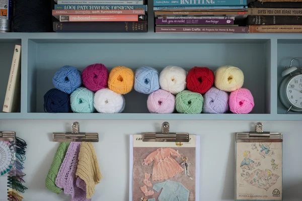 Livres de fils et de tricot organisés sur étagère sur presse-papiers — Photo