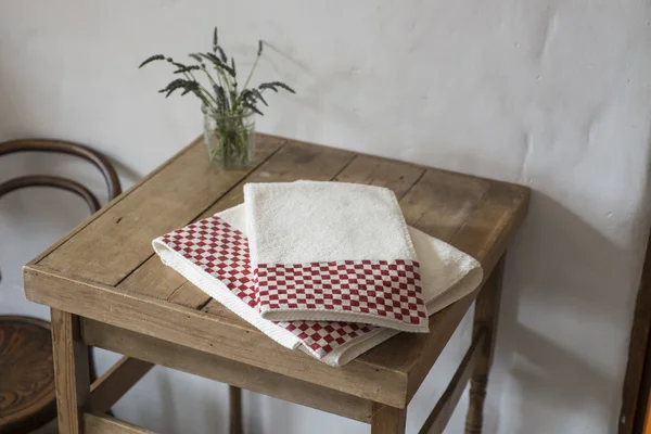 Paire de serviettes pliées sur petite table en bois — Photo