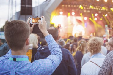 Adam bir müzik festivalinde filme
