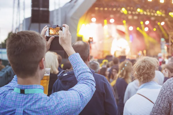 Homem filmando em um festival de música — Fotografia de Stock