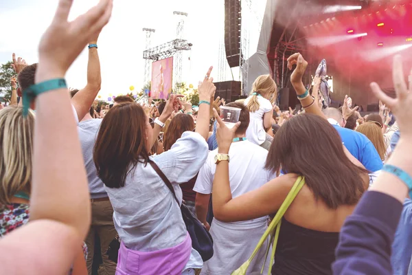 Multitud en el festival de música al aire libre — Foto de Stock