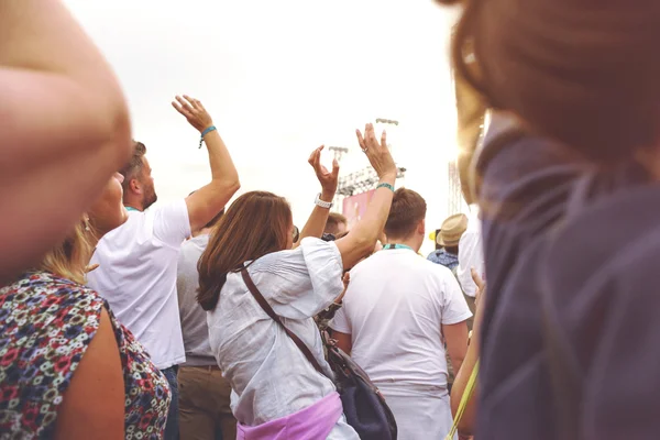 Multitud de brazos en el aire en un festival de música al aire libre — Foto de Stock