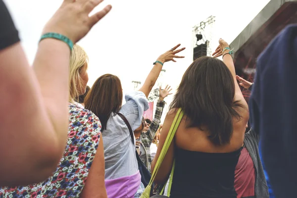 Multidão com braços no ar em um festival de música ao ar livre — Fotografia de Stock