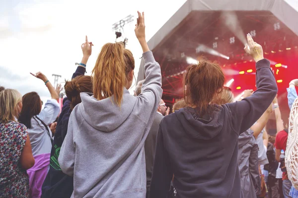 Multitud festival de música al aire libre — Foto de Stock