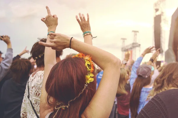 Buiten muziek festival menigte — Stockfoto