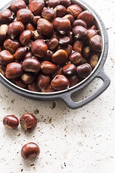 Castanhas em uma assadeira — Fotografia de Stock