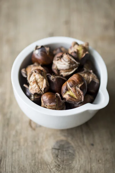 Kastanjes in een kleine witte pot — Stockfoto