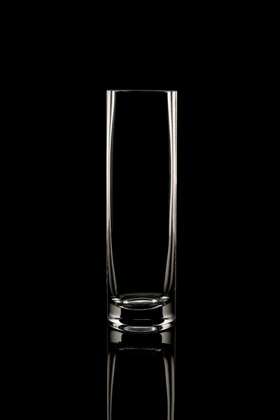Питьевой стакан на черном фоне — стоковое фото