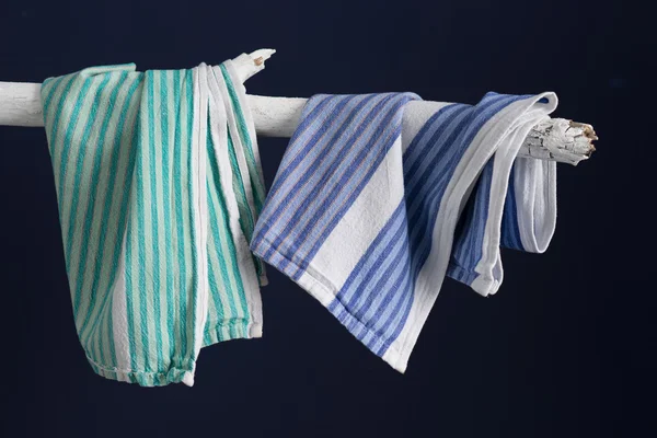 Par de toallas colgando de un palo blanco pintado — Foto de Stock