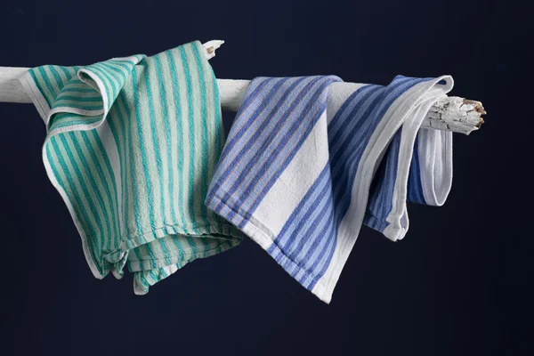 Deux serviettes à main pendantes à partir d'une perruque blanche peinte — Photo