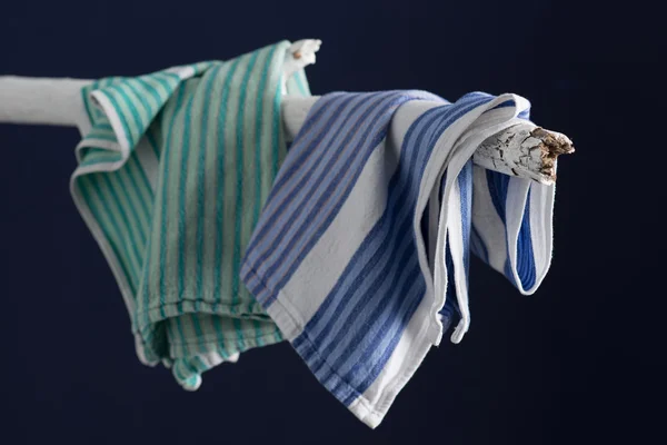 Couple de serviettes suspendues à un bâton blanc peint — Photo