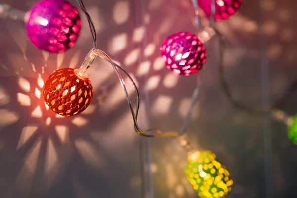 Primer plano de la luz iluminada de la bola de Navidad — Foto de Stock