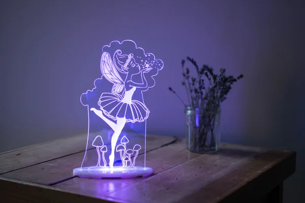 Lavendel beleuchtete Kristall-Schreibtischlampe mit Elfenaufdruck auf sid — Stockfoto