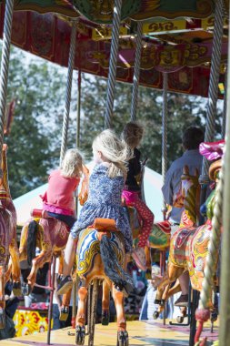 Bir Carousel üzerinde genç kız