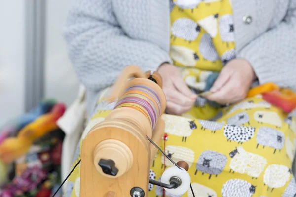 Mulher handspinning lã — Fotografia de Stock