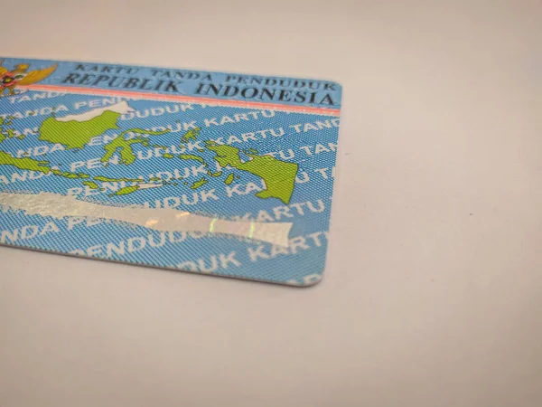Beyaz arkaplanda bir Endonezya kimlik kartının kapatılması