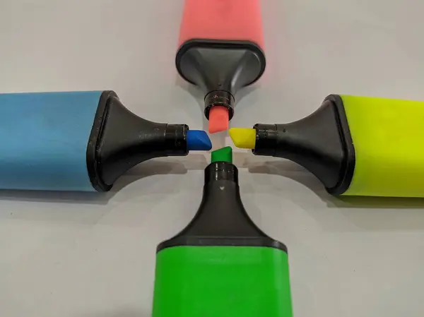 Kırmızı sarı gren ve mavi ile renkli kalem işareti