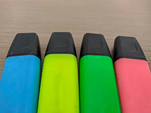 Kırmızı sarı gren ve mavi ile renkli kalem işareti