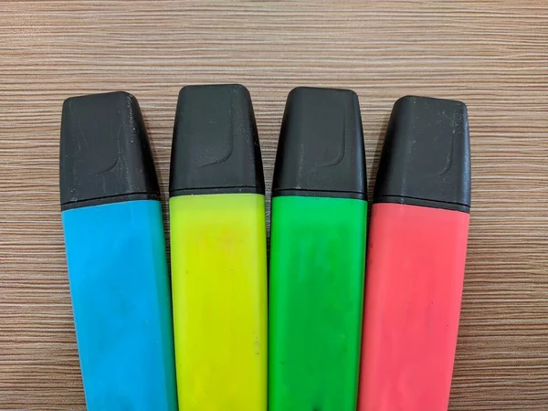 Kırmızı sarı gren ve mavi ile renkli kalem işareti