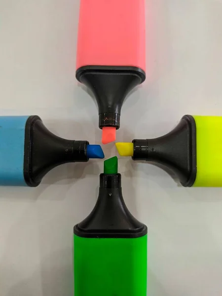 Kırmızı sarı gren ve mavi ile renkli kalem işareti