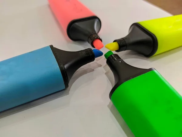 Kırmızı sarı gren ve mavi ile renkli kalem işareti