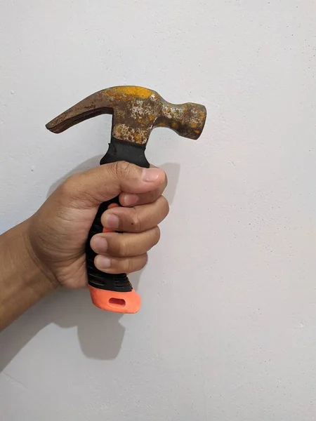 adamın elinde bir çekiç tutma