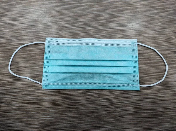 Masada duran tıbbi maske.