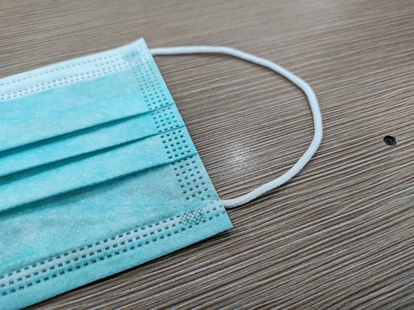 Masada duran tıbbi maske.