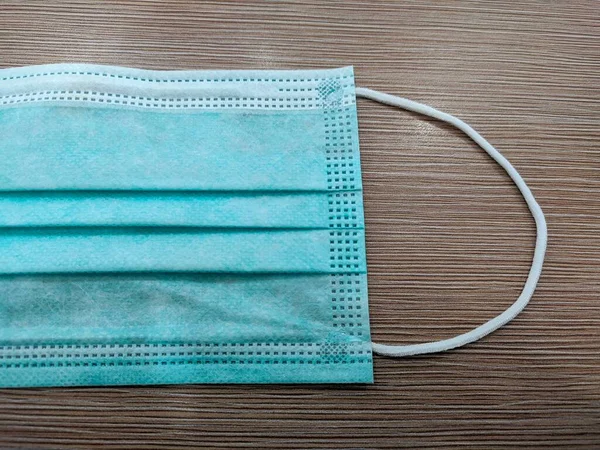 Masada duran tıbbi maske.