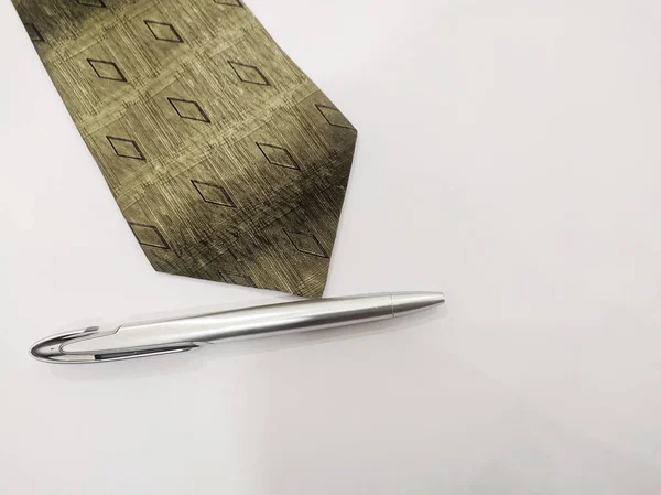 beyaz arkaplanda izole edilmiş bağ ve kalem