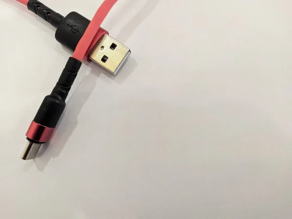 usb kablosu beyaz arkaplanda izole edildi