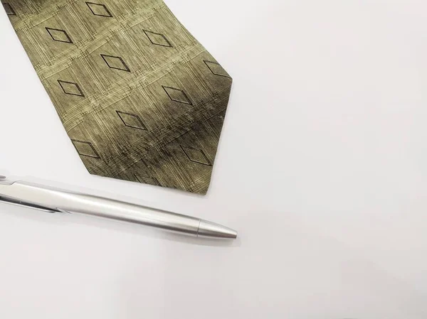 beyaz arkaplanda izole edilmiş bağ ve kalem